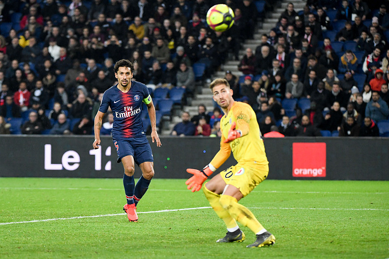 某球星赛后泪崩，场面令人动容（某球星赛后泪洒赛场，场面感人至深）