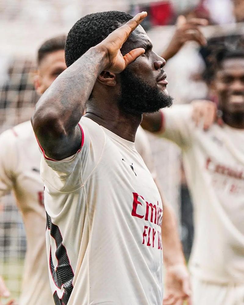 德容：不应该再和上赛季比较了，上赛季我们也没拿到欧冠冠军（德容：本季不必再拿上季作比较，上季我们也未能夺得欧冠）