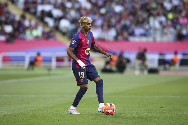 拉波尔塔参加前巴萨球员协会圣诞晚宴，部分退役球员出席（拉波尔塔现身巴萨前球员协会圣诞晚宴，多位退役球员到场）