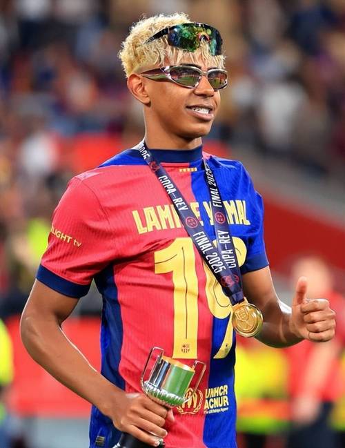 队长镇守后防，比肩最佳表现（队长坐镇防线，表现不逊最佳）