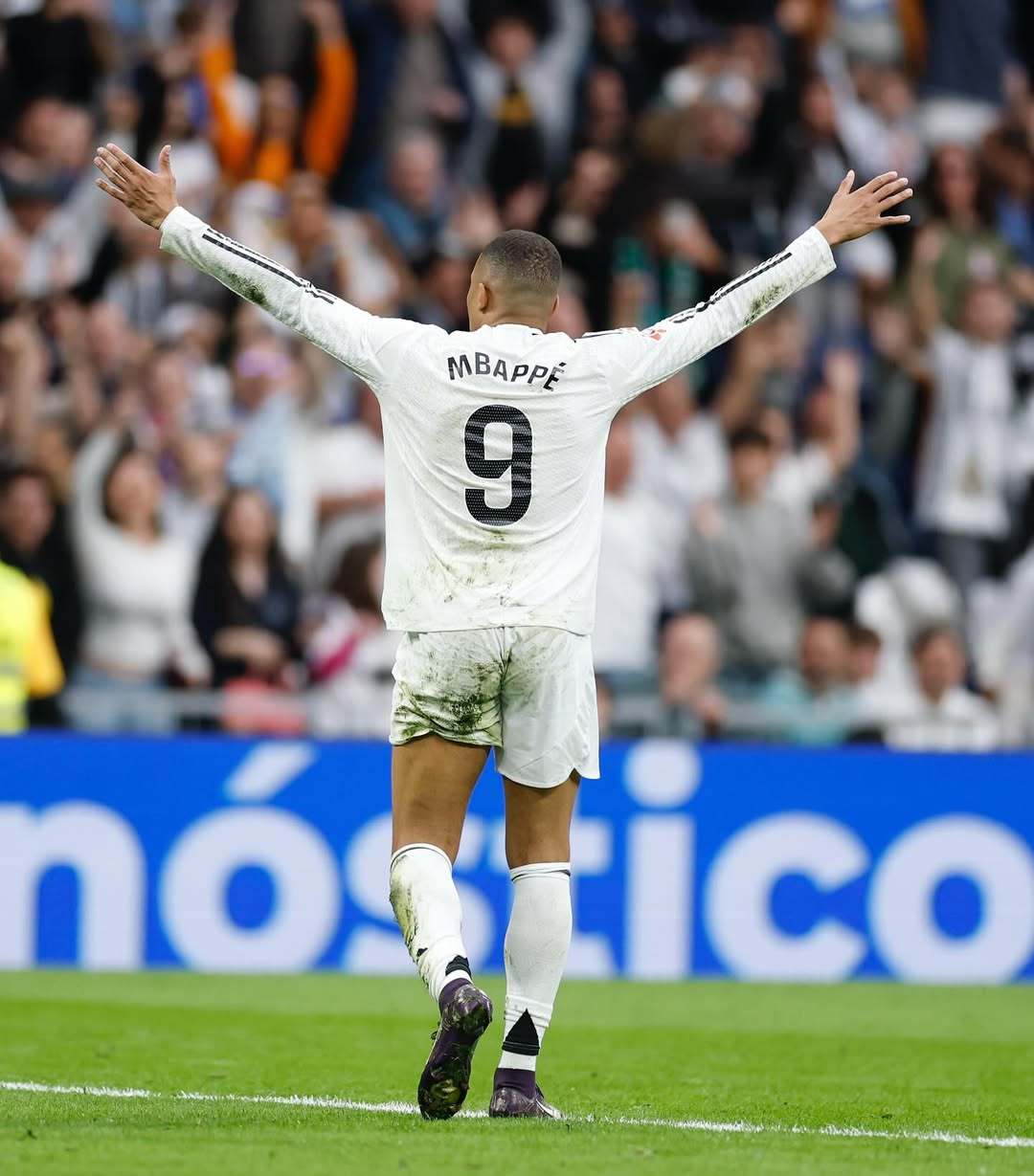 泰山纪念建队32周年，队史5次夺顶级联赛冠军，8次足协杯冠军