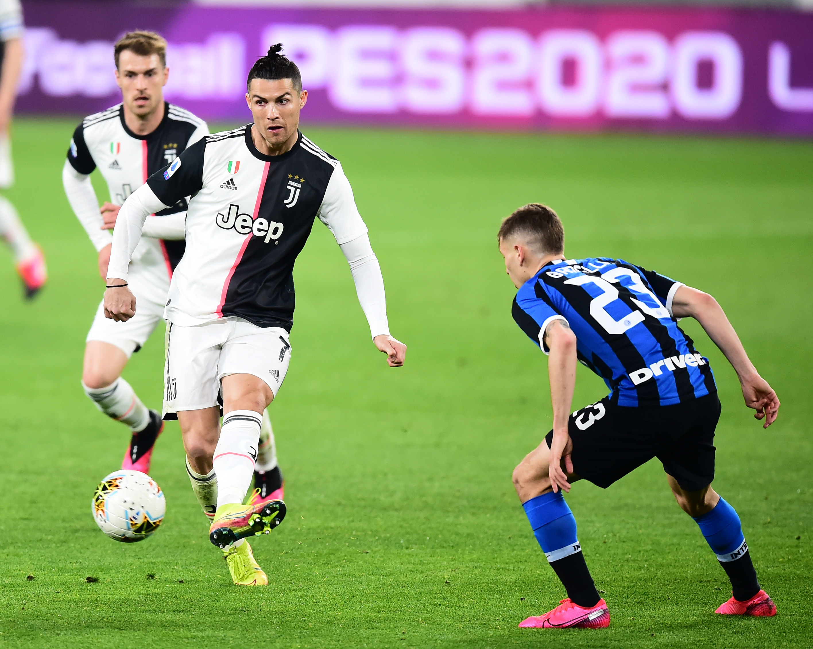 跟队记者：莱奥续约谈判还没正式开启，但俱乐部正在讨论（队记：莱奥续约谈判尚未正式启动，俱乐部已展开讨论）