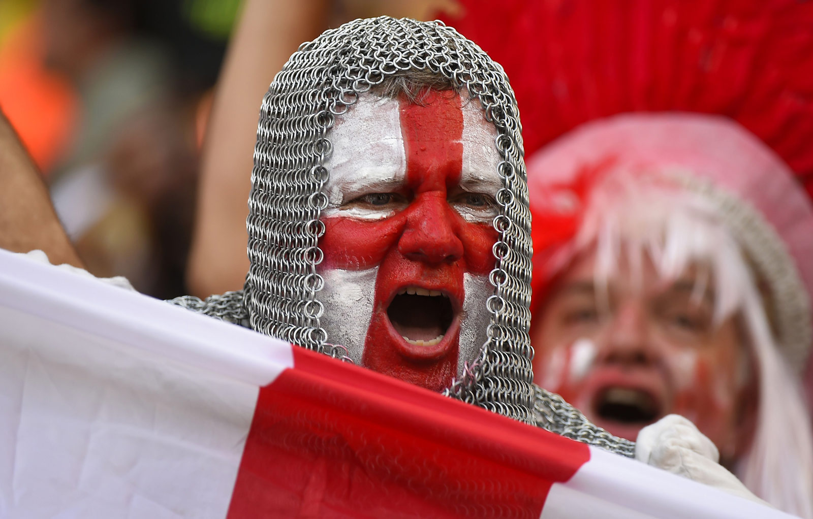 冠军捧杯时刻！这张合影里，有国乒三连冠的荣光，更有竞技体育的热血与温情！（捧杯瞬间定格！这一合影凝聚国乒三连冠的荣耀，也写满竞技体育的热血与温情）