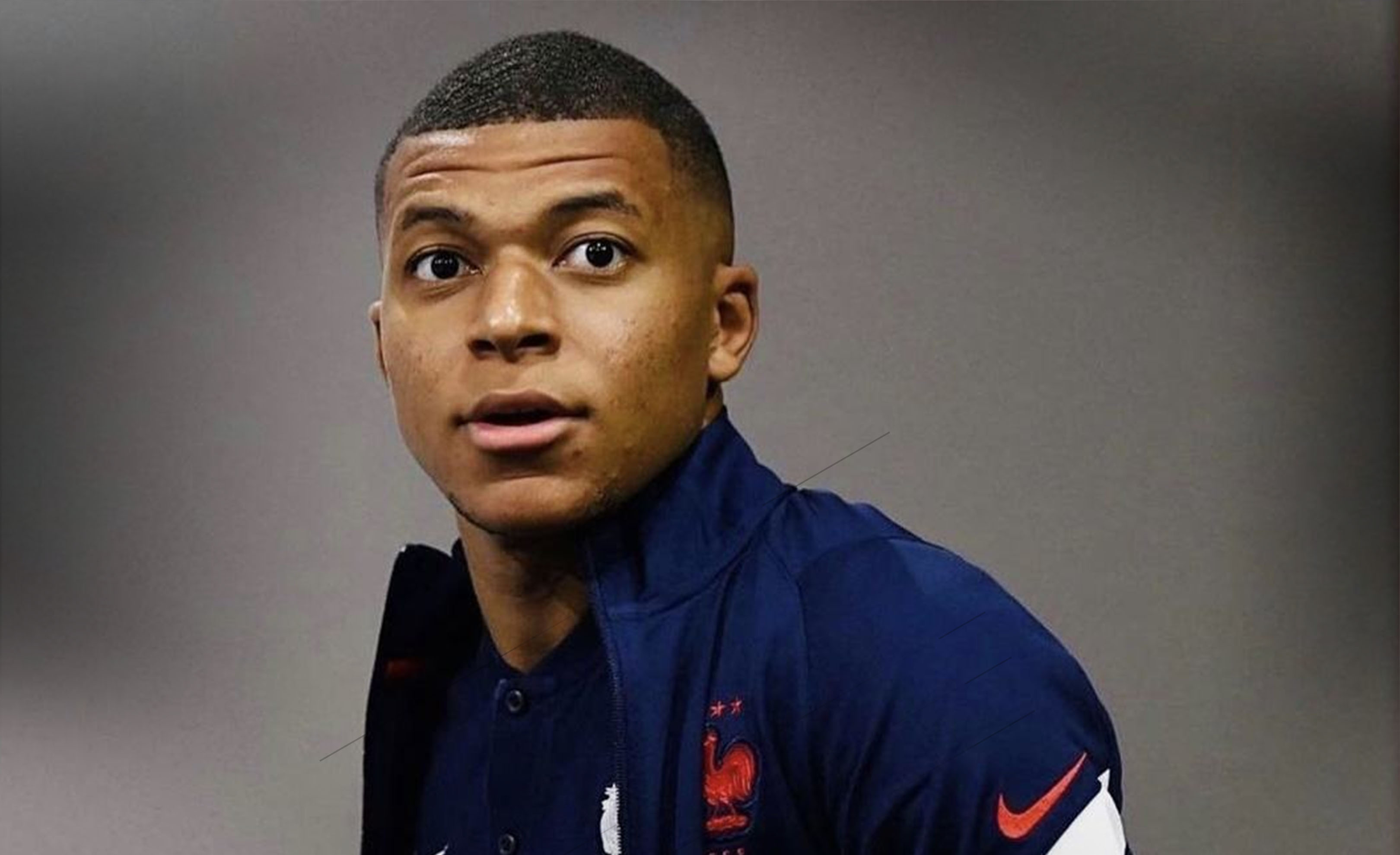 法媒：梅斯后卫夸奥不满未首发，坐在皮球上拒绝赛前热身（法媒：落选首发心生不满，梅斯后卫夸奥赛前坐球拒绝热身）