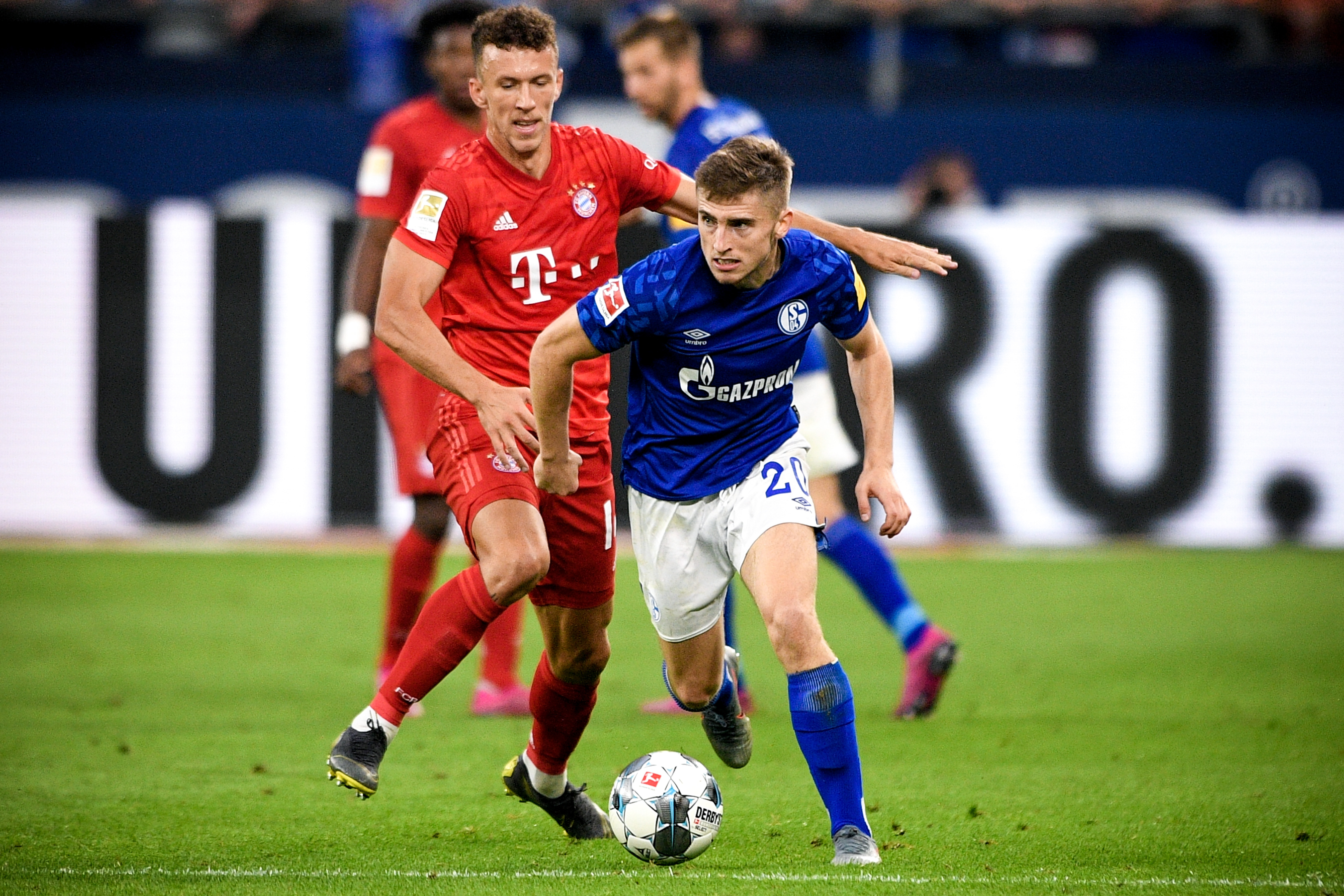 氛围轻松，维尼修斯在训练中穿裆主帅阿隆索（轻松一刻：维尼修斯训练场穿裆主帅阿隆索）