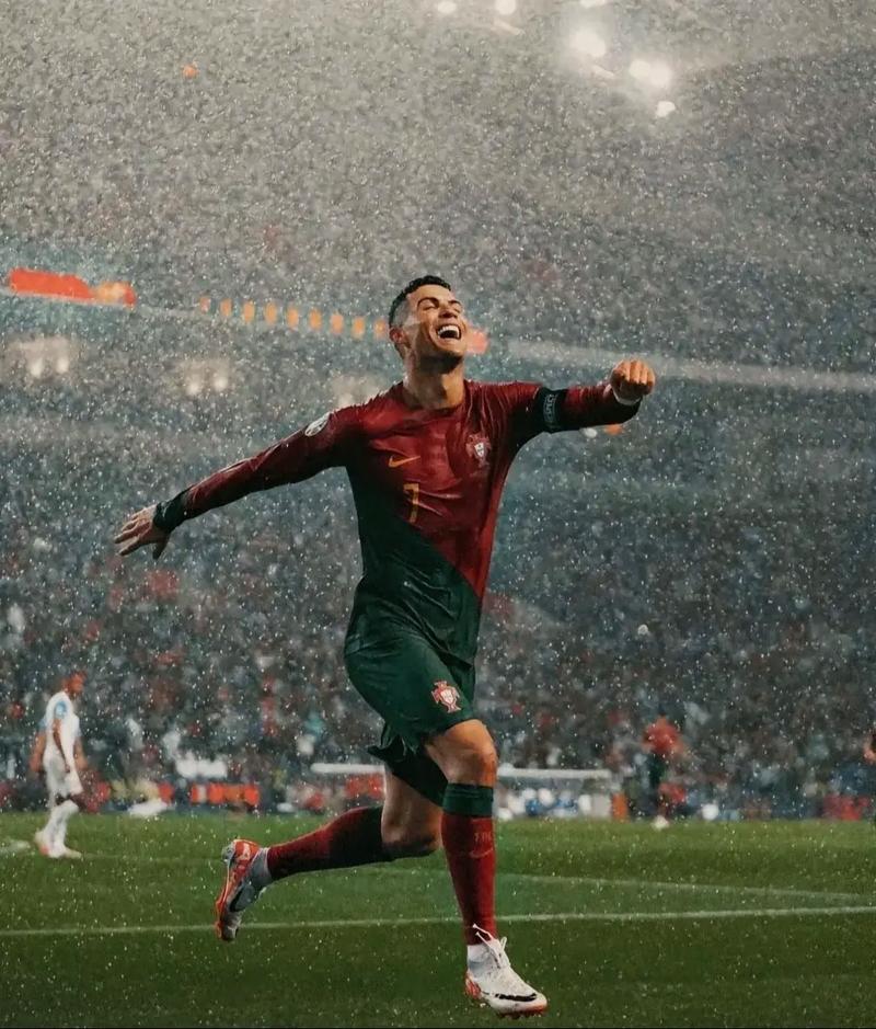 凯恩已在德甲10次完成帽子戏法，为该联赛历史第5多（凯恩德甲已收获10次帽子戏法，历史排名第5）