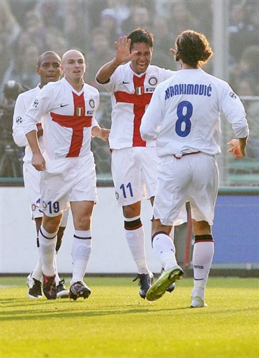 另类数据！埃迪半场交出3分13篮板2盖帽（半场另类表现：埃迪仅3分却抢下13篮板送出2封盖）