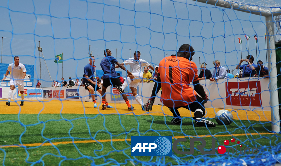 皇马在国家德比后失利，阿隆索面临下课危机，巴萨趁机领跑，西甲争冠形势严峻。（皇马德比败北阿隆索帅位告急，巴萨趁势领跑，西甲争冠白热化）