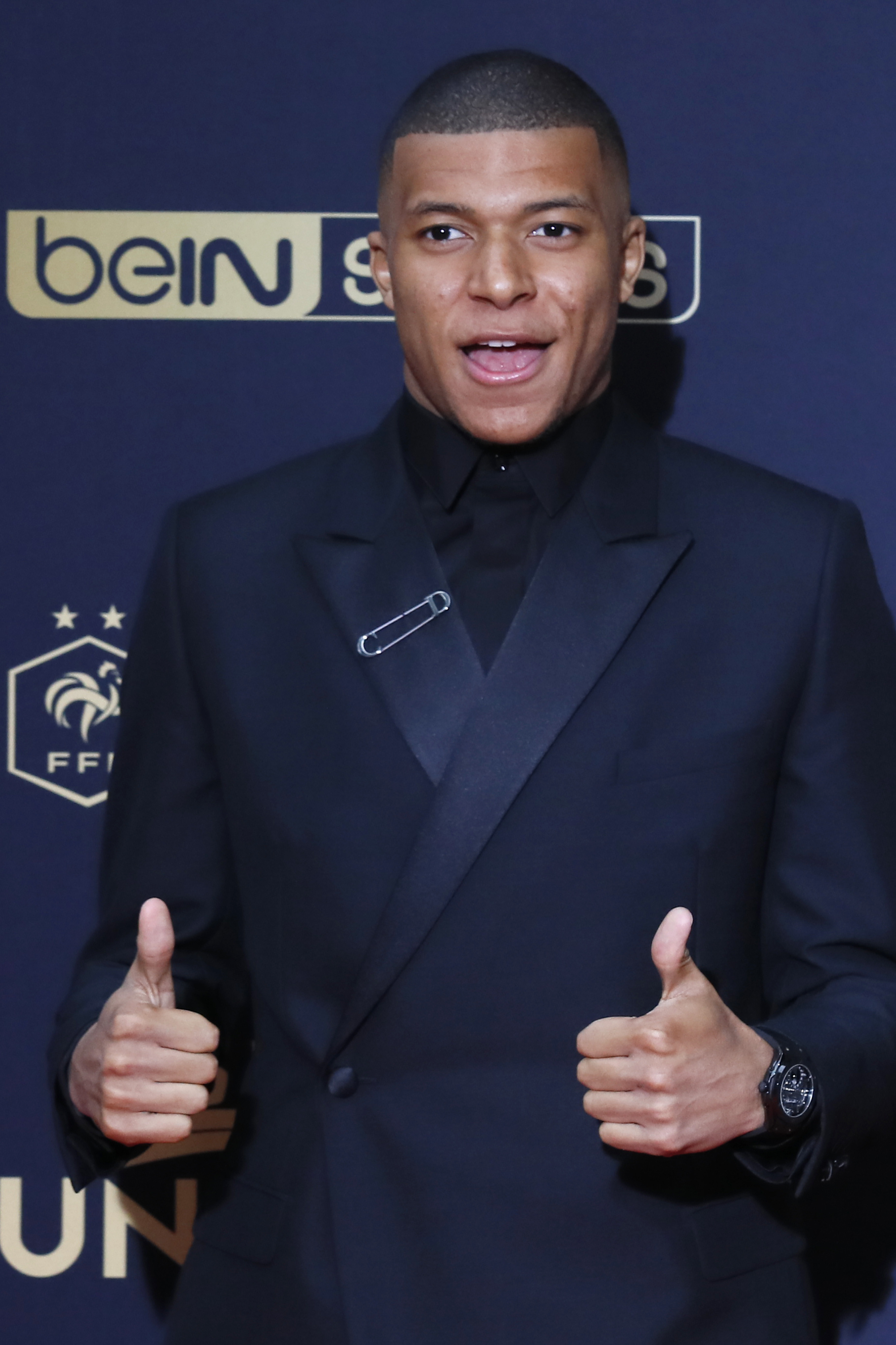 这雪有点大，欧冠赛前一名挪威记者在博德闪耀的球场边线处滑雪（大雪纷飞，欧冠赛前挪威记者在博德闪耀场边滑雪）