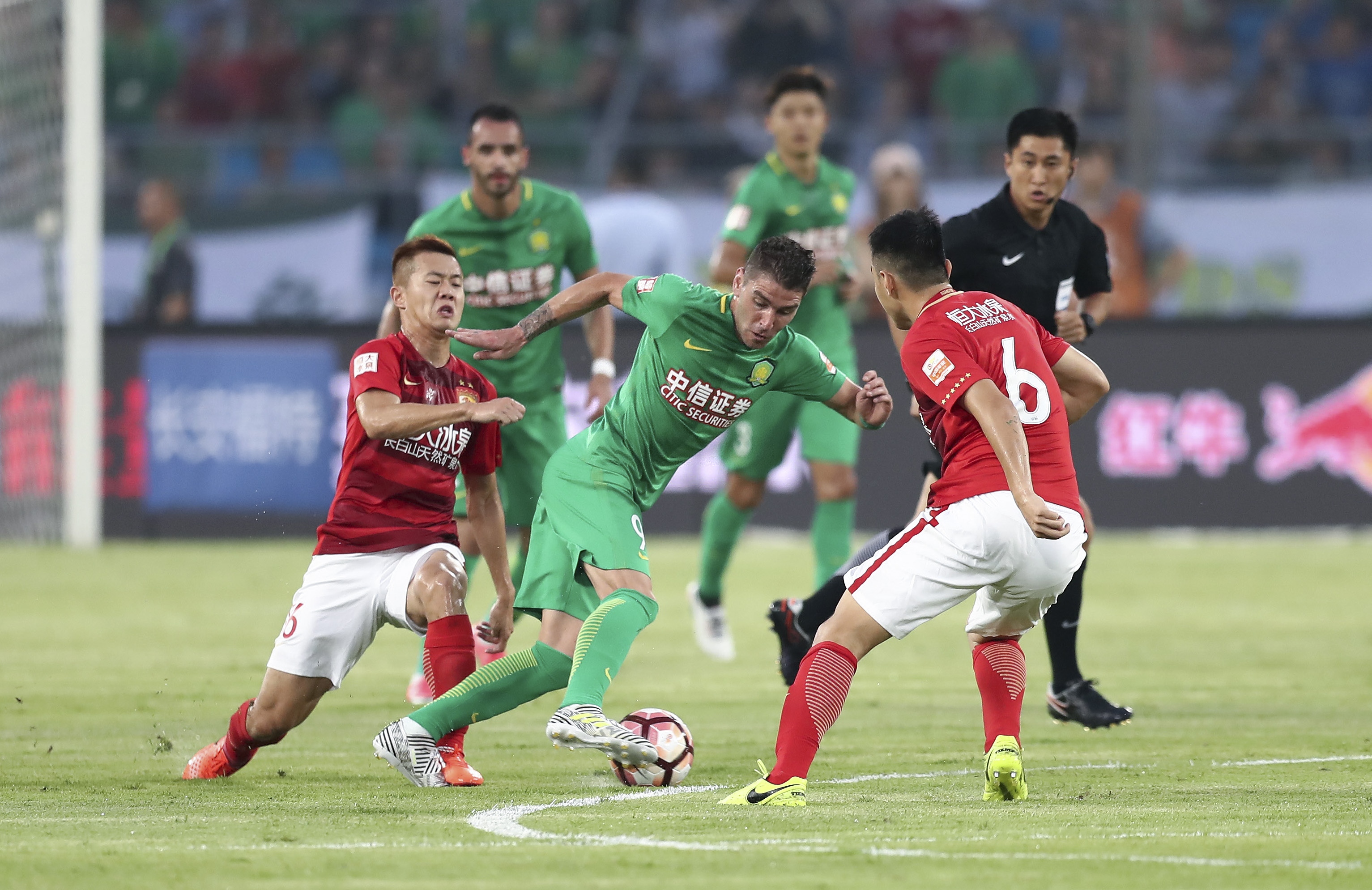 足球曝英超巨星考虑加盟沙特联赛，工资惊人（曝英超巨星或转战沙特联赛，天价薪资引热议）