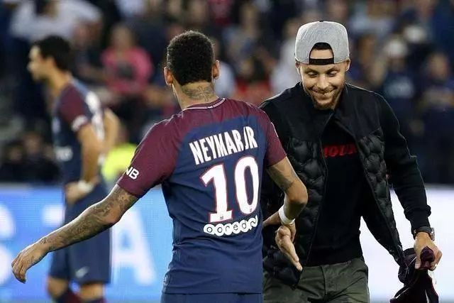 载入史册！阿根廷晒球队卡塔尔世界杯夺冠海报，梅西捧杯C位（铭刻史册！阿根廷发布卡塔尔世界杯冠军海报，梅西捧杯居C位）